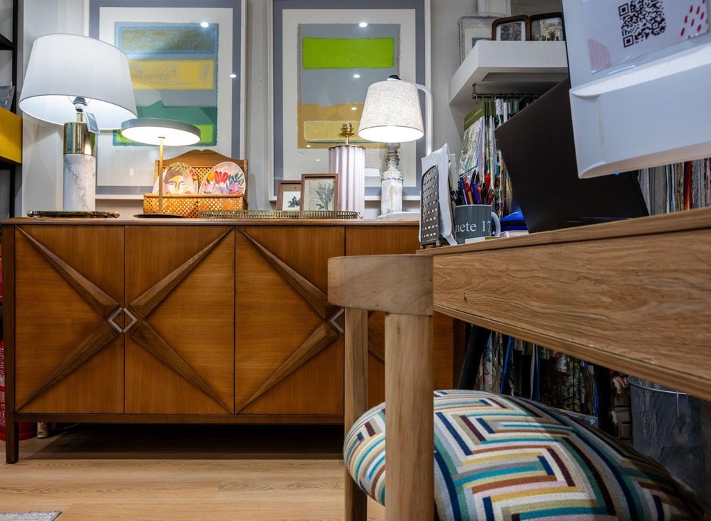 ¿Qué tipo de barniz o pintura usar para restaurar muebles de madera?