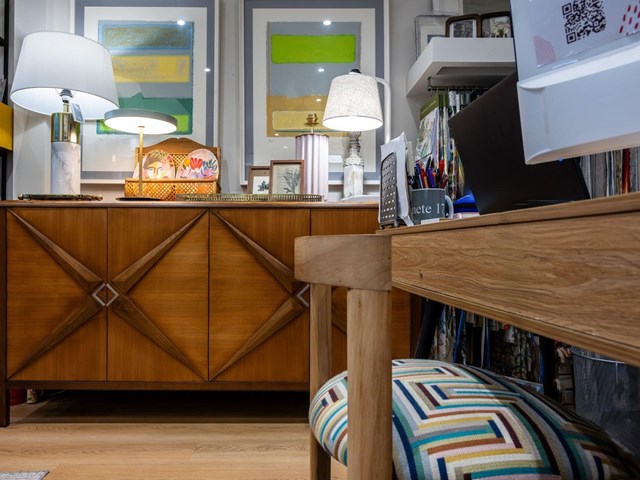¿Qué tipo de barniz o pintura usar para restaurar muebles de madera?
